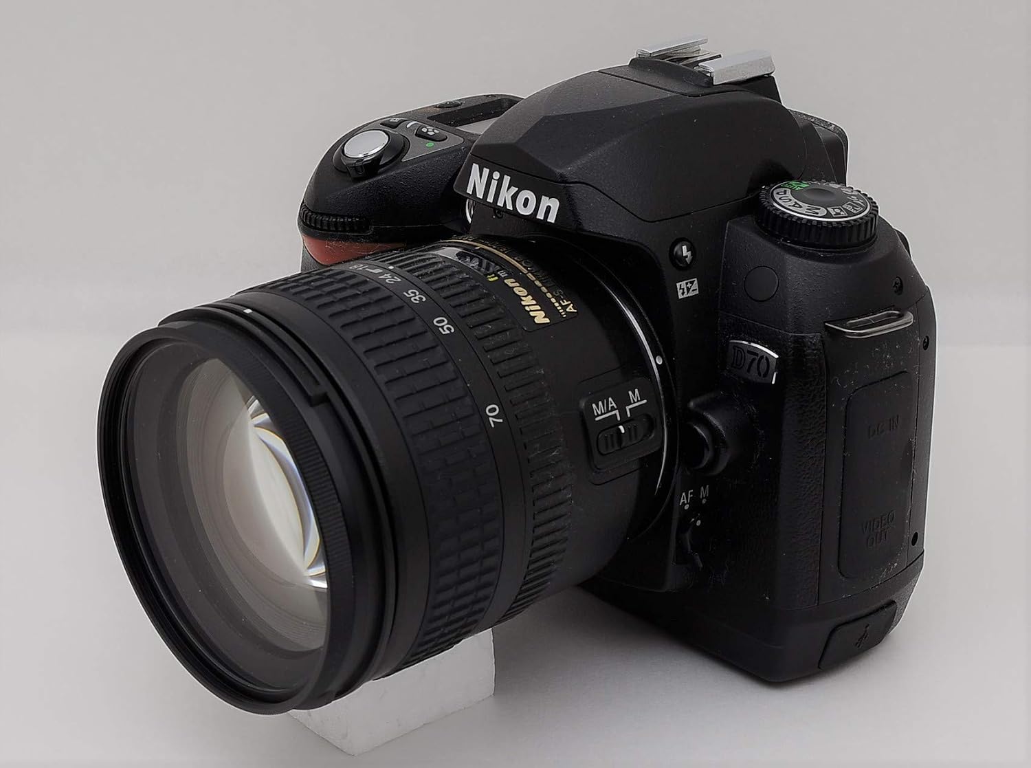 Nikon D70 6.1MP Digital Camera Kit with 18-70mm Nikkor Lens Black