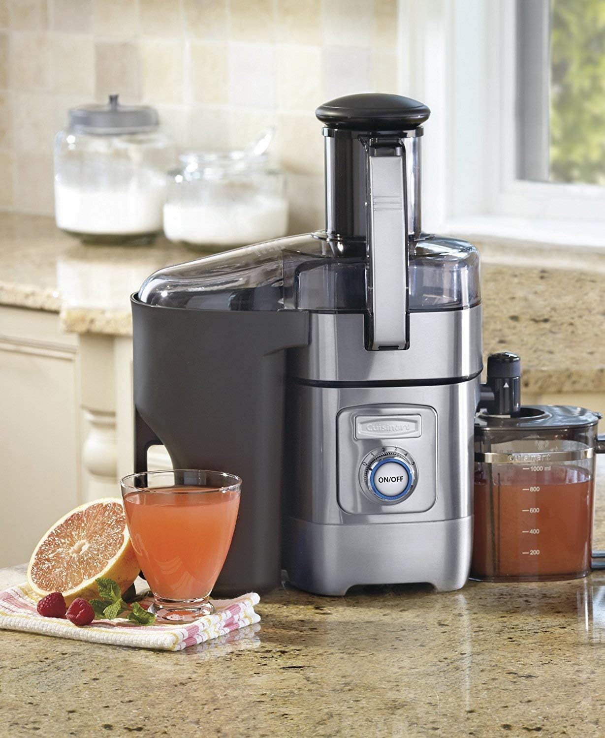 Cuisinart Juicer Machine, Die-Cast Juice Extractor for Vegetables, Lemons, Oranges & More, CJE-1000P1,Silver/Black, 15.35' x 11.8' x 19.01'