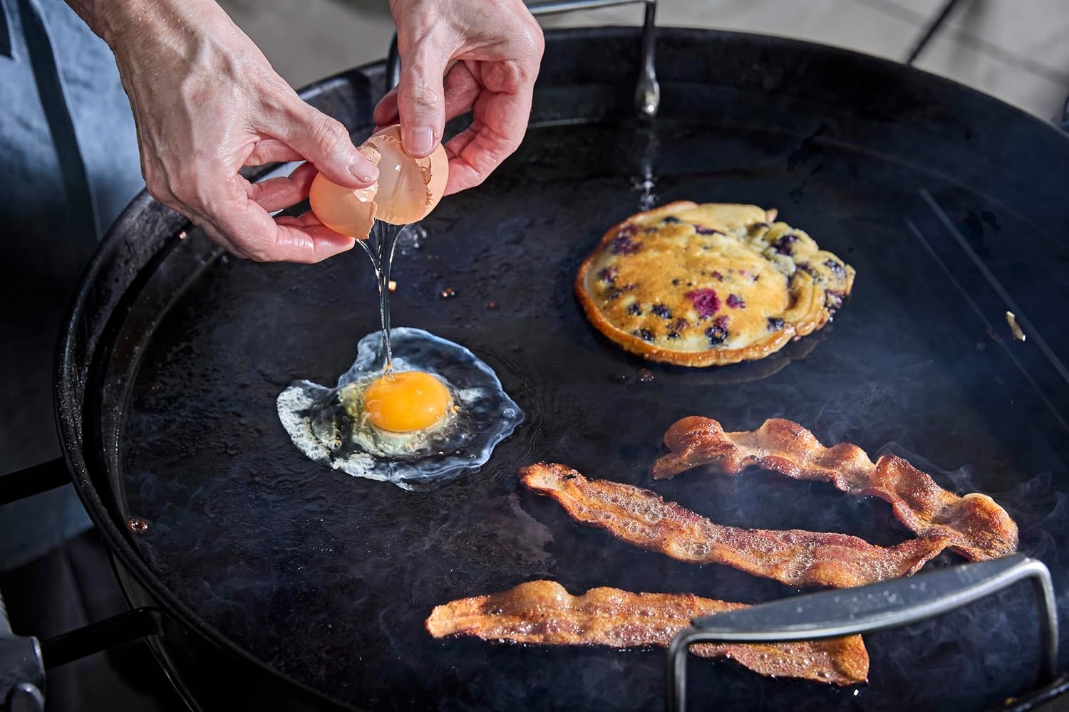 Weber Rust‑Resistant 22' Round Griddle Insert – Pre‑Seasoned Carbon Steel with Handles, Edge‑to‑Edge Cooking Surface, Fits 22' Weber Kettle Grills