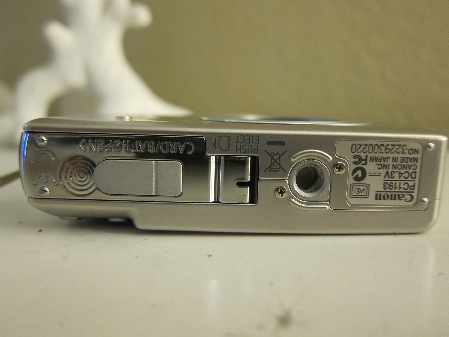 Canon PowerShot SD600 6MP Digital Elph Camera with 3x Optical Zoom (OLD MODEL)