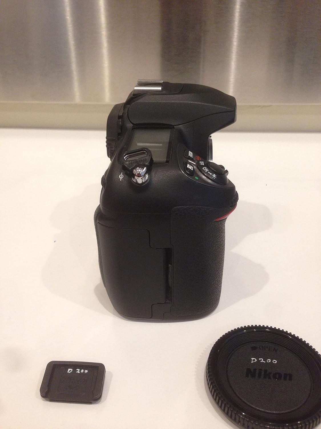 Nikon D200 DSLR Camera with 18-200mm f/3.5-5.6G ED-IF AF-S Nikkor Zoom Lens (OLD MODEL)