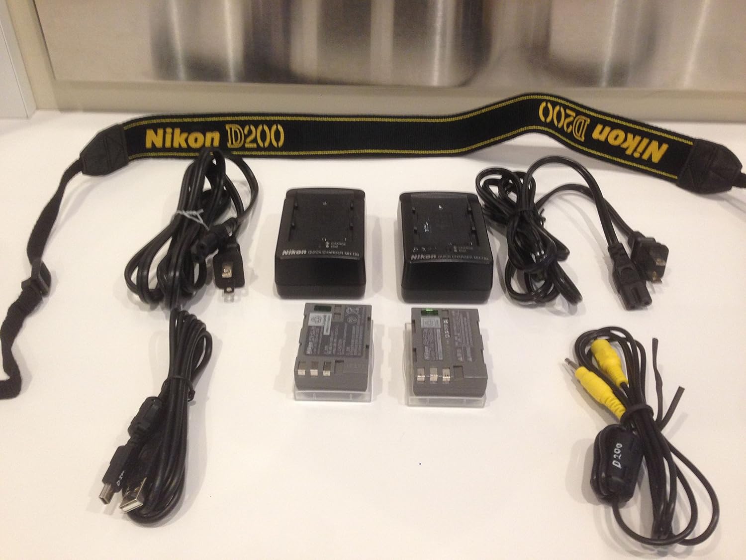 Nikon D200 DSLR Camera with 18-200mm f/3.5-5.6G ED-IF AF-S Nikkor Zoom Lens (OLD MODEL)